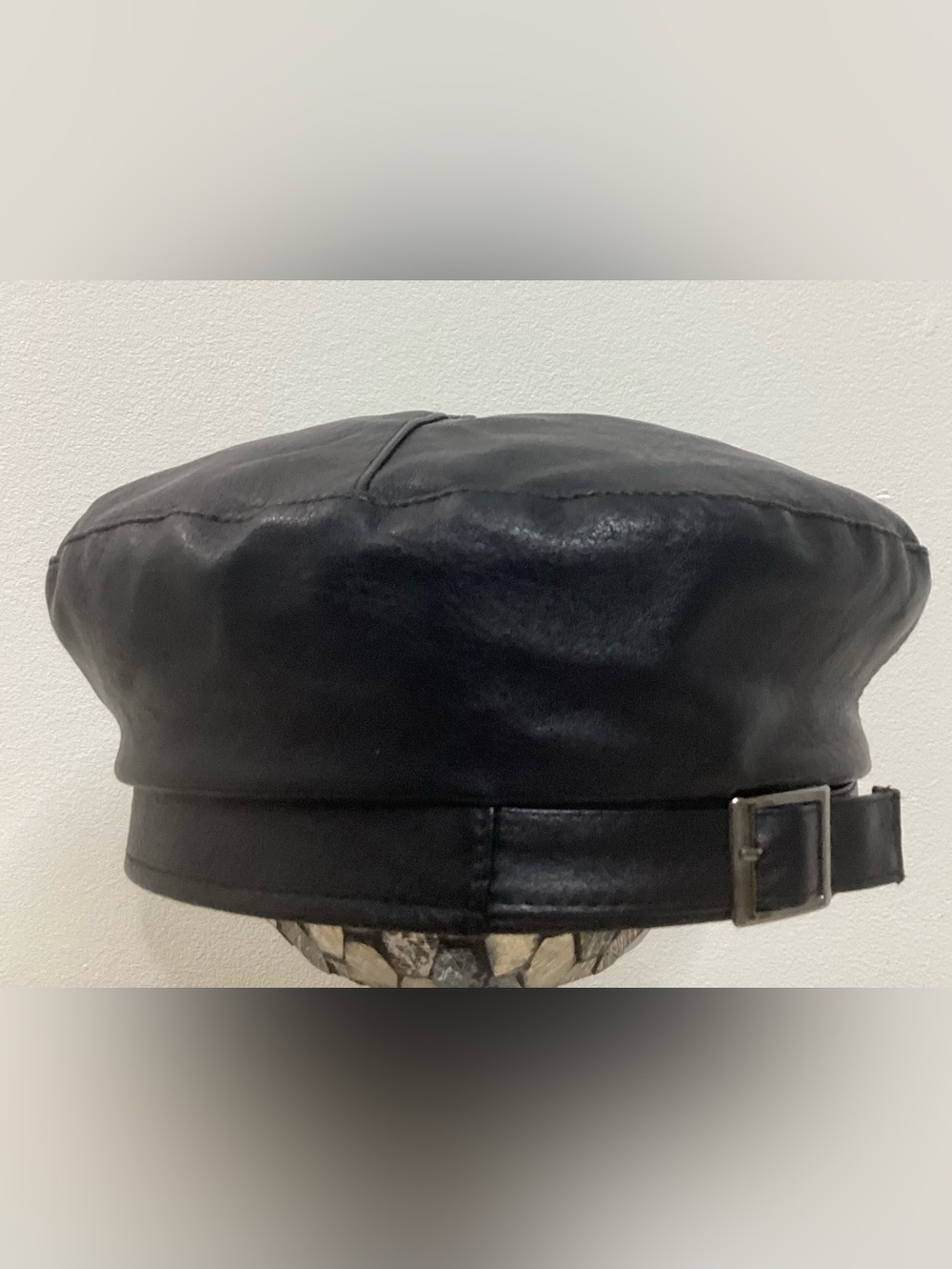 Women’s Black faux leather beret hat. - Picture 3 of 5